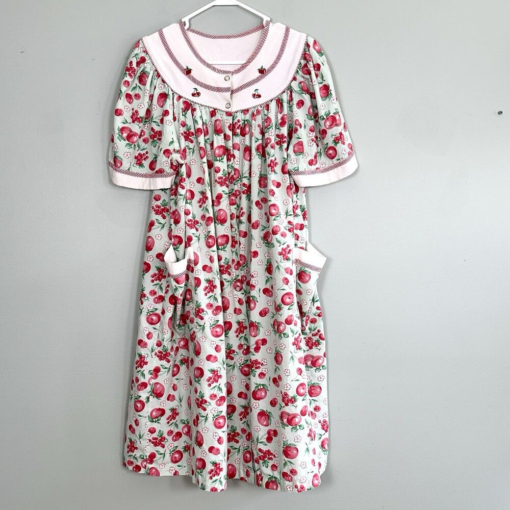 Vintage House Coat MuuMuu Apple Themed XL Pearl Snap Pockets Cottagecore Granny